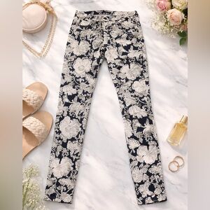 7 For All Mankind Floral Print Skinny Jeans Size 26 Whimsical Spring Garden Chic
